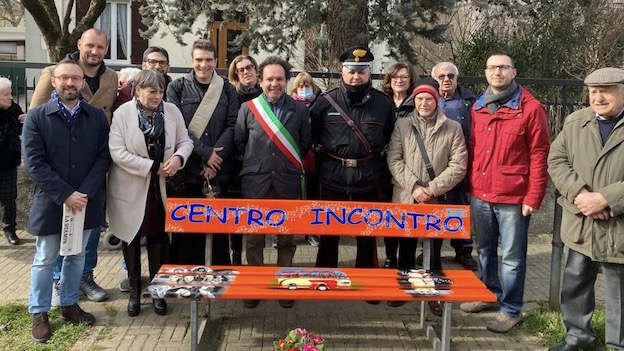 cameri panchina centro incontro