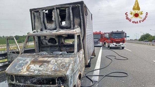 incendio mezzo autostrada